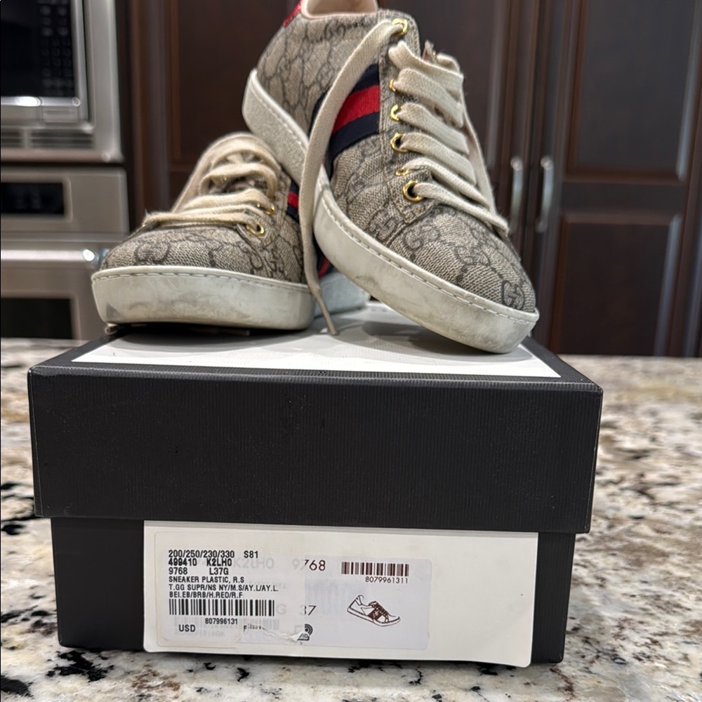 Gucci women’s Sneakers with Beige and Red Stripes